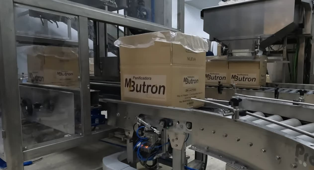 Línea de envasado con llenadora y robot de paletizado | Proatec