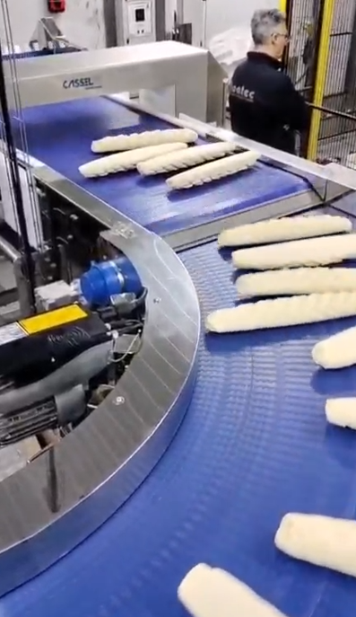Línea de envasado multiproducto para pan congelado con sistema de llenado caótico | Proatec